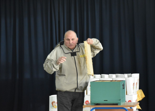 Fotografija 3 - U osnovnoj školi u Kninu obilježen 6. Školski medni dan s hrvatskih pčelinjaka