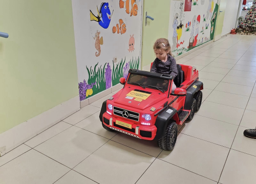 Fotografija 2 - Šibenskoj bolnici doniran električni automobil za najmlađe pacijente: 'Ovo će im izmamiti osmijeh na lice'