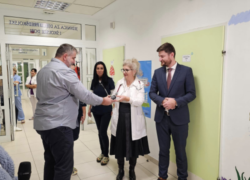 Fotografija 4 - Šibenskoj bolnici doniran električni automobil za najmlađe pacijente: 'Ovo će im izmamiti osmijeh na lice'