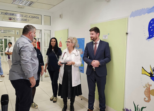 Fotografija 6 - Šibenskoj bolnici doniran električni automobil za najmlađe pacijente: 'Ovo će im izmamiti osmijeh na lice'