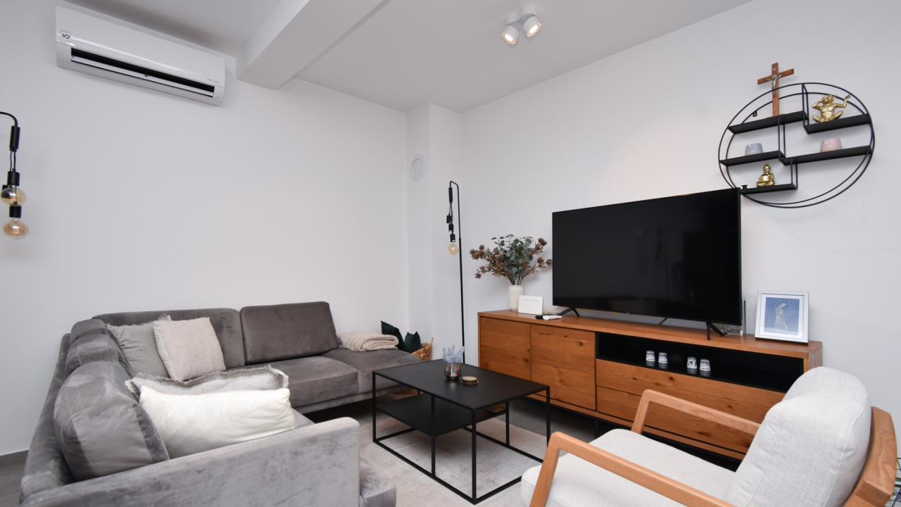 Prodaje se moderno opremljen stan na Brodarici u blizini mora!