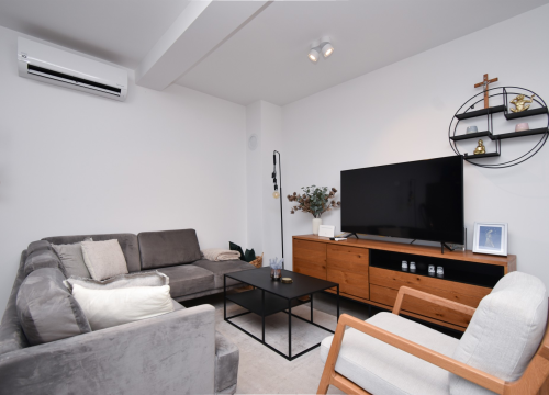 Prodaje se moderno opremljen stan na Brodarici u blizini mora!