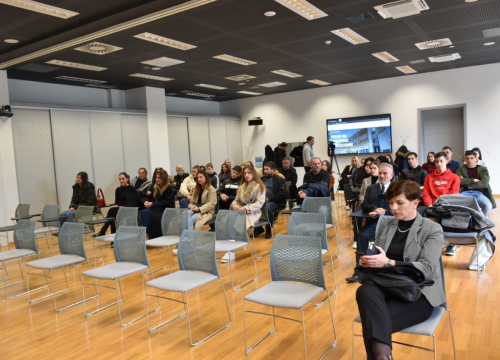 Fotografija 3 - Župan potpisao ugovore s učenicima i studentima koji će primati županijske stipendije