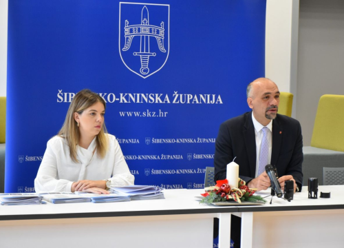 Fotografija 2 - Župan potpisao ugovore s učenicima i studentima koji će primati županijske stipendije