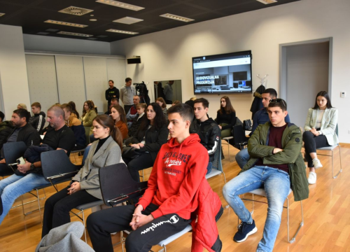 Fotografija 4 - Župan potpisao ugovore s učenicima i studentima koji će primati županijske stipendije