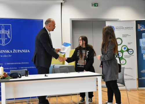 Fotografija 5 - Župan potpisao ugovore s učenicima i studentima koji će primati županijske stipendije