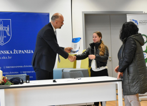 Fotografija 6 - Župan potpisao ugovore s učenicima i studentima koji će primati županijske stipendije
