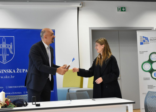 Fotografija 8 - Župan potpisao ugovore s učenicima i studentima koji će primati županijske stipendije