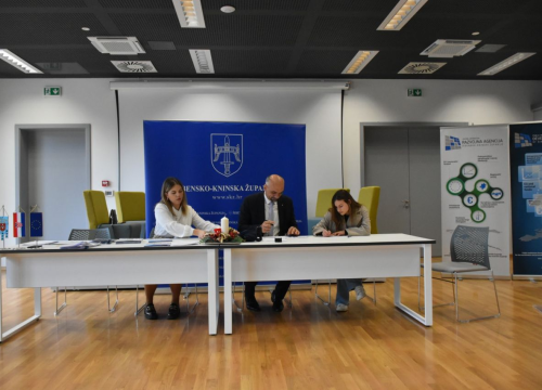 Fotografija 7 - Župan potpisao ugovore s učenicima i studentima koji će primati županijske stipendije