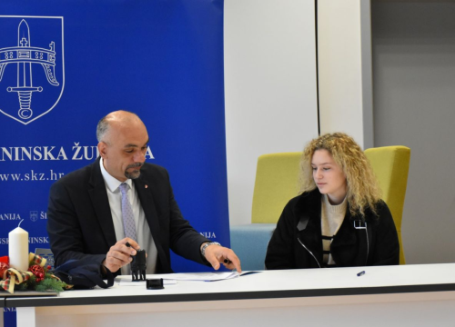 Fotografija 9 - Župan potpisao ugovore s učenicima i studentima koji će primati županijske stipendije