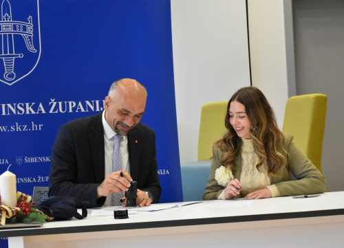 Fotografija 16 - Župan potpisao ugovore s učenicima i studentima koji će primati županijske stipendije