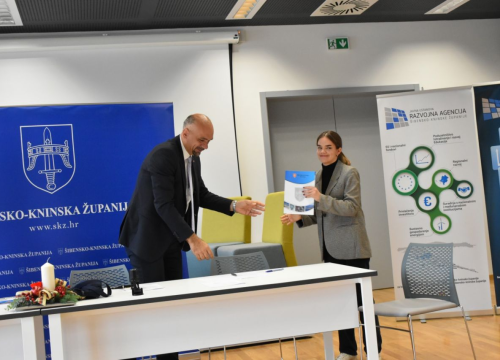 Fotografija 12 - Župan potpisao ugovore s učenicima i studentima koji će primati županijske stipendije