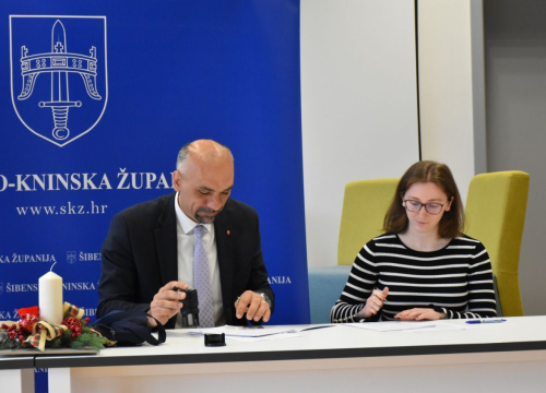 Fotografija 13 - Župan potpisao ugovore s učenicima i studentima koji će primati županijske stipendije