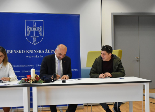 Fotografija 14 - Župan potpisao ugovore s učenicima i studentima koji će primati županijske stipendije