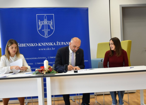 Fotografija 15 - Župan potpisao ugovore s učenicima i studentima koji će primati županijske stipendije