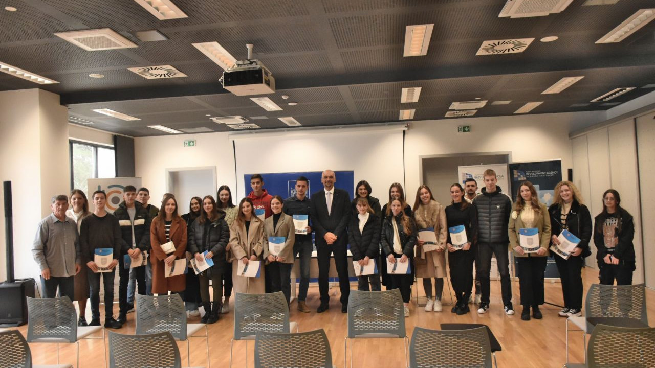 Župan potpisao ugovore s učenicima i studentima koji će primati županijske stipendije