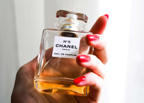 Znate one žene koje uvijek mirišu dobro? Ovo su njihove tajne