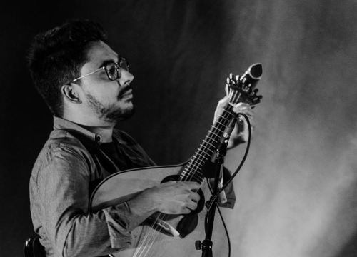 U petak u kazalištu glazbenik Bruno Chaviero svira portugalsku gitaru