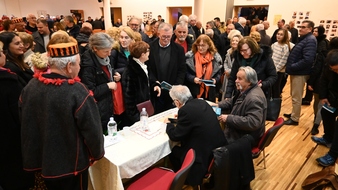 Predstavljena knjiga Frane Bilića 'Da te mogu pismom zvati'