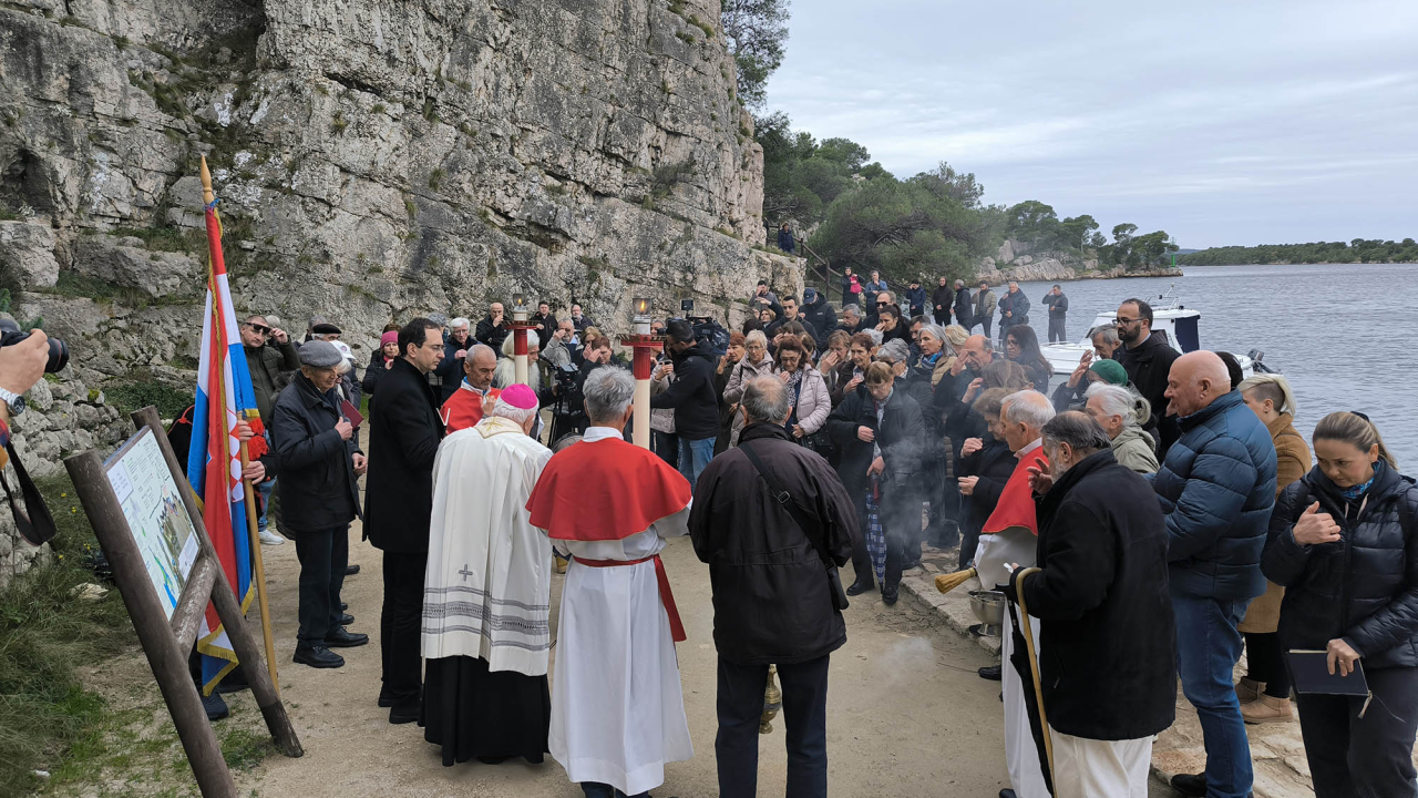 Održana misa u šibenskom kanalu kod špiljske crkve Ante pustinjaka