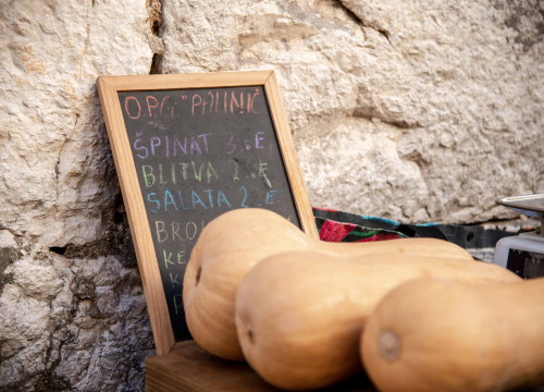 Fotografija 5 - Kristiana je jedina prodavačica na tržnici na Maloj loži: 'Najviše dolaze penzioneri, a mnogima sam i psiholog'