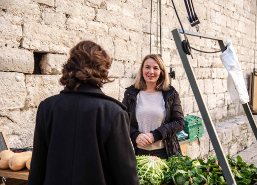 Fotografija 4 - Kristiana je jedina prodavačica na tržnici na Maloj loži: 'Najviše dolaze penzioneri, a mnogima sam i psiholog'