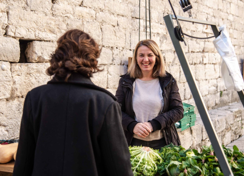 Fotografija 3 - Kristiana je jedina prodavačica na tržnici na Maloj loži: 'Najviše dolaze penzioneri, a mnogima sam i psiholog'