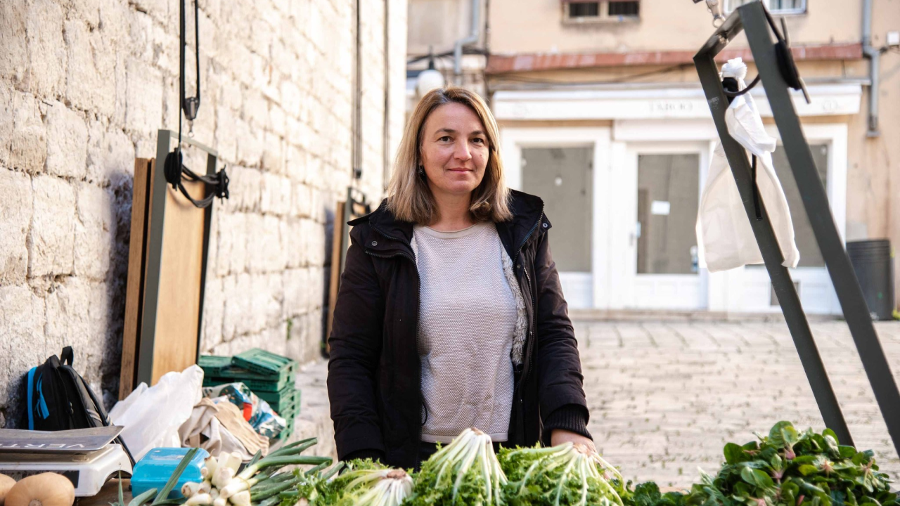 Kristiana je jedina prodavačica na tržnici na Maloj loži: 'Najviše dolaze penzioneri, a mnogima sam i psiholog'