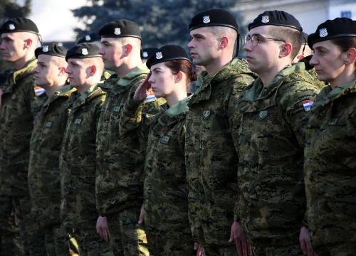 Vojnici će kasnije ići u mirovinu, a osniva se i Nacionalni centar za kibernetičku sigurnost