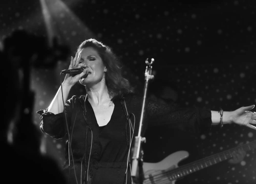 Koncert 'Pojačaj radio': Pjevačica Nataša Cvitan s bendom nastupa u šibenskom kazalištu