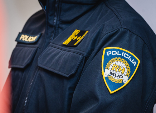 Vandali haraju županijom: U Murteru ukrali čelične lance, u Primoštenu provalili u kuću, a u Šibeniku oštetili auto