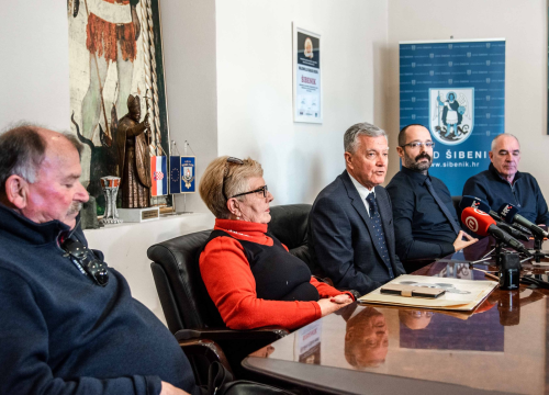 Fotografija 3 - Kaprijani ne odustaju, prosvjedovali ispred gradske uprave: 'Postali smo otok-slučaj radi par usijanih glava'