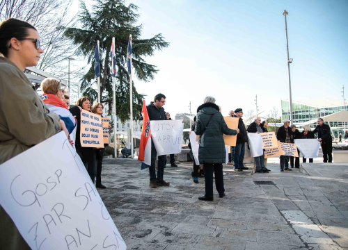 Fotografija 4 - Kaprijani ne odustaju, prosvjedovali ispred gradske uprave: 'Postali smo otok-slučaj radi par usijanih glava'