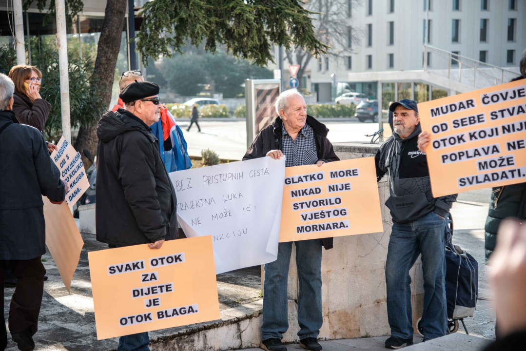 Kaprijani ne odustaju, prosvjedovali ispred gradske uprave: 'Postali smo otok-slučaj radi par usijanih glava'