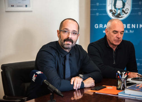 Fotografija 7 - Kaprijani ne odustaju, prosvjedovali ispred gradske uprave: 'Postali smo otok-slučaj radi par usijanih glava'