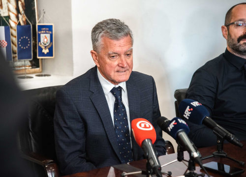 Fotografija 9 - Kaprijani ne odustaju, prosvjedovali ispred gradske uprave: 'Postali smo otok-slučaj radi par usijanih glava'