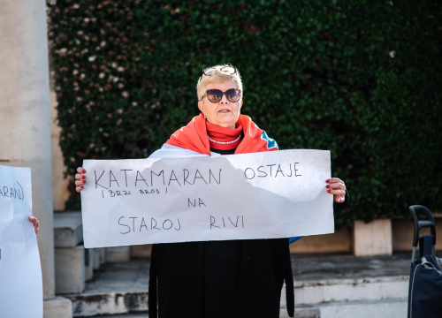 Fotografija 10 - Kaprijani ne odustaju, prosvjedovali ispred gradske uprave: 'Postali smo otok-slučaj radi par usijanih glava'