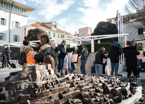 Fotografija 18 - Kaprijani ne odustaju, prosvjedovali ispred gradske uprave: 'Postali smo otok-slučaj radi par usijanih glava'