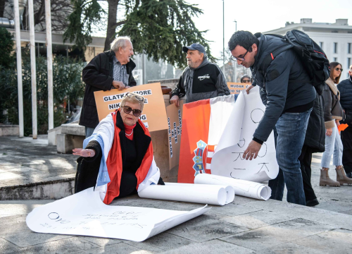 Fotografija 16 - Kaprijani ne odustaju, prosvjedovali ispred gradske uprave: 'Postali smo otok-slučaj radi par usijanih glava'