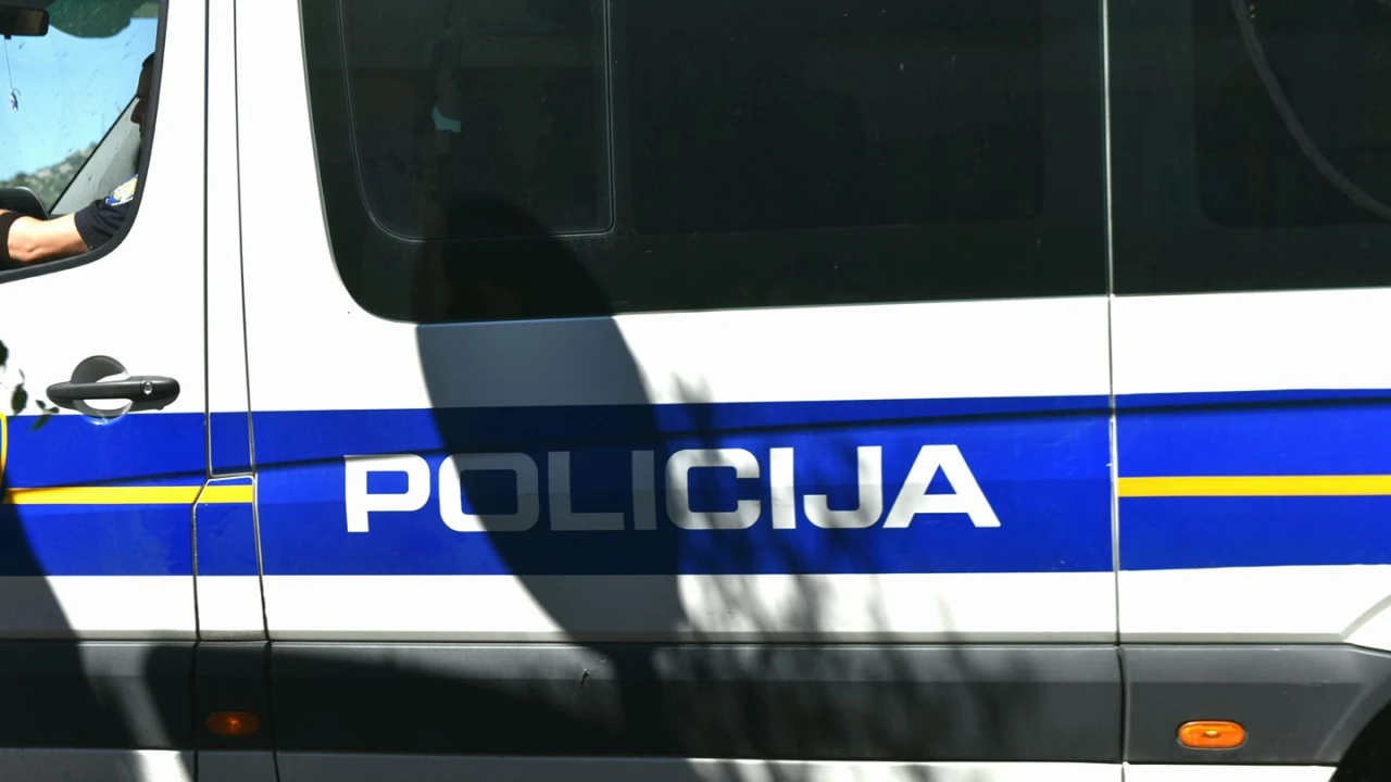 Mladić (21) prijetio nešto starijim muškarcima u Drnišu