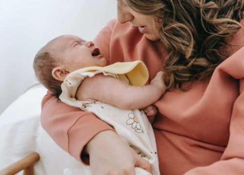 Zašto beba ne prestaje plakati? Smirite sebe i dijete uz par jednostavnih savjeta