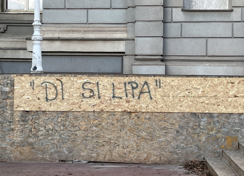 Građani ne odustaju: Reducirani natpis 'di si lipa' opet ispred Mimare