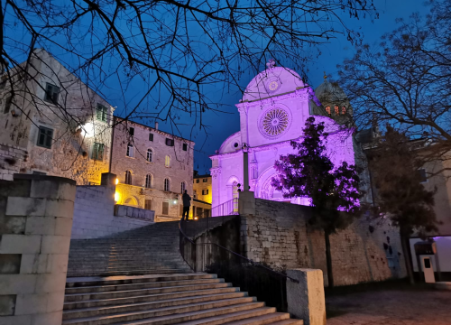 Šibenik se ljubičastim svjetlom na katedrali priključio obilježavanju Međunarodnog dana epilepsije