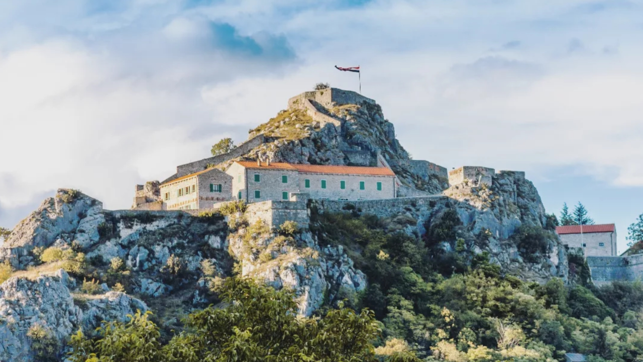 Kninski muzej objavio Javni poziv za koncesijsko odobrenje za vinoteku ili suvenirnicu na tvrđavi