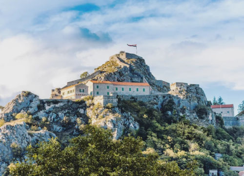 Kninski muzej objavio Javni poziv za koncesijsko odobrenje za vinoteku ili suvenirnicu na tvrđavi