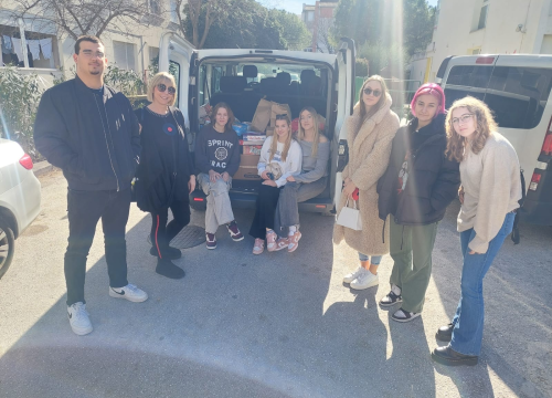 Šibenski gimnazijalci kupili hranilice, igračke i  školski pribor za djecu u domu Maestral