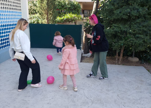 Fotografija 3 - Šibenski gimnazijalci kupili hranilice, igračke i školski pribor za djecu u domu Maestral
