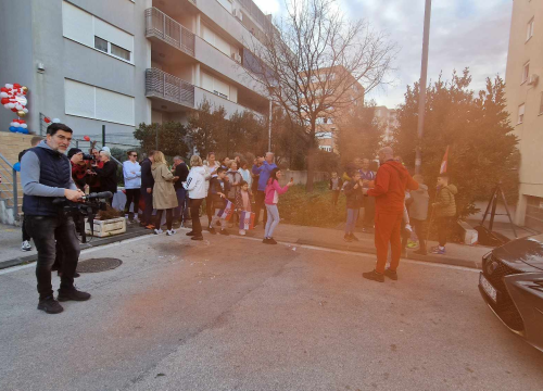 Fotografija 2 - Ivica Tucak ostao bez teksta: Susjedi na Šubićevcu pripremili mu doček kojem se nije nadao, ali se oduševio