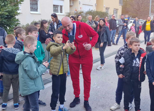Fotografija 6 - Ivica Tucak ostao bez teksta: Susjedi na Šubićevcu pripremili mu doček kojem se nije nadao, ali se oduševio