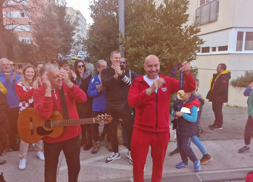 Fotografija 10 - Ivica Tucak ostao bez teksta: Susjedi na Šubićevcu pripremili mu doček kojem se nije nadao, ali se oduševio